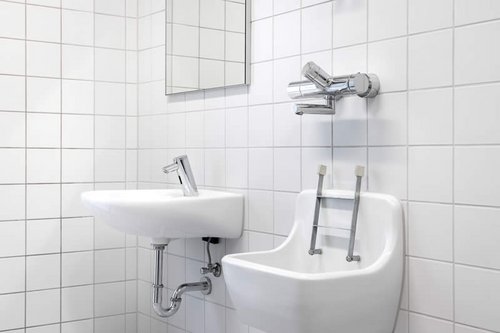 Elektronische Waschtisch-Armatur PURIS E HD-K und Aufputz-Waschtisch-Armatur VITUS VW-C-T von SCHELL