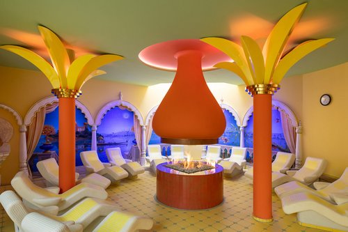 Traumwelt und Wellnessbereich mit Relaxliegen und Feuerstelle in der Taunus Therme.