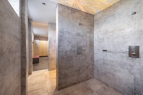 Unterputz-Dusche LINUS D-C-T und Duschkopf COMFORT Flex im Therapie- und Fitnessstudio Fit&Fun