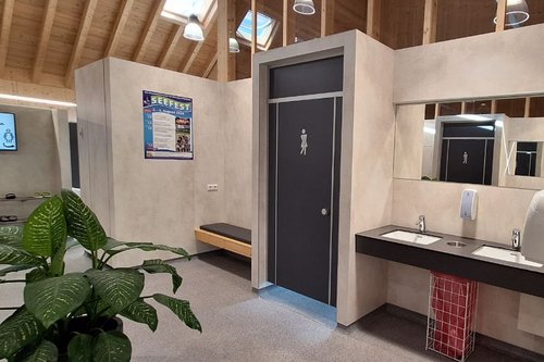 Elektronische Waschtisch-Armatur PURIS E HD-M an den Waschbecken des Campingplatz Sonnenhof in Ellwangen.