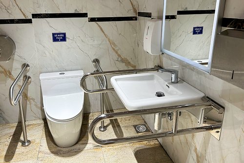 Elektronische Waschtisch-Armatur MODUS E mit berührungsloser Auslösung – auch ideal in barrierefreien Sanitärräumen.