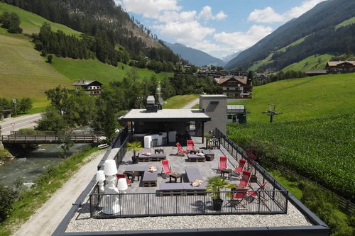 Drohnenaufnahme des Flachdachs des Restaurant Stochas.