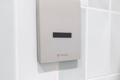 Nahaufnahme Urinalsteuerung EDITION E in den Sanitärräumen des BW Green Buidling.