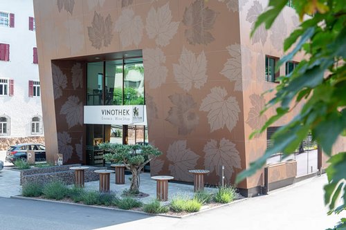 Außenansicht und Eingangsbereich der Vinothek Kellerei Kaltern