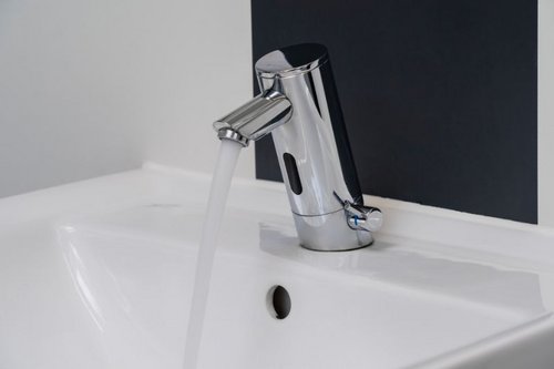 Frontalansicht_einer_Elektronischen_Waschtisch-Armatur_PURIS_E_HD-M_in_den_Sanita__rra__umen_des_Schulzentrum_Nord