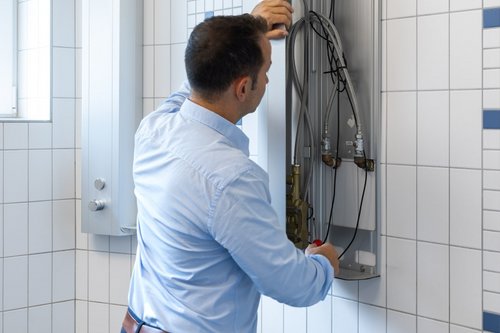 Sascha Wendt, Vertriebsbeauftragter bei SCHELL, am geöffneten Duschpaneel LINUS DP-C-T. Sascha Wendt, Vertriebsbeauftragter bei SCHELL, am geöffneten Duschpaneel LINUS DP-C-T.