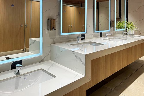 Elektronische Waschtisch-Armaturen MODUS TREND E HD-K in den Sanitäranlagen des Da Nang International Airport. 