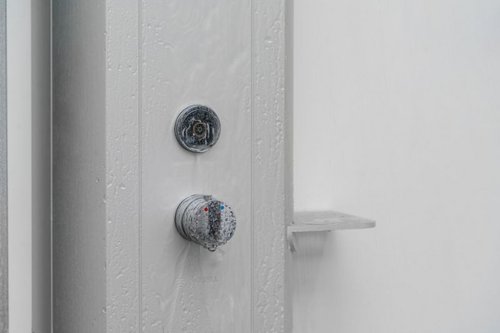 Duschpaneele_LINUS_DP-C-T_mit_Ablageschale_bei_fliessendem_Wasser