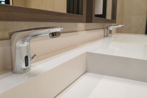 Nahaufnahme von zwei elektronischen Waschtisch-Armaturen MODUS E HD-M im Boutique Fitnessstudio EVO Fitness Bel & Main in Wien.