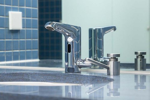 Nahaufnahme der Elektronischen Waschtisch-Armatur XERIS E HD-M im Sanitärbereich der KissSalis Therme.