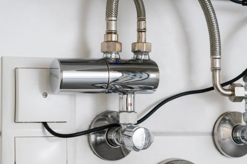 Nahaufnahme eines Eckventil-Thermostats in den Sanitärräumen der Dorfschule Ginderich.