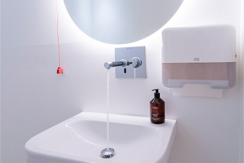 Elektronische Unterputz-Waschtisch-Armatur LINUS in den Sanitärräumen für Patientinnen und Patienten der Praxis. Elektronische Unterputz-Waschtisch-Armatur LINUS in den Sanitärräumen für Patientinnen und Patienten der Praxis.