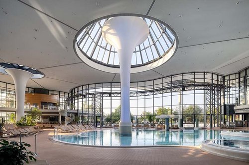 Innenaufnahme aus der KissSalis Therme mit Schwimmbecken.