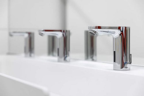 Nahaufnahme der elektronischen Waschtisch-Armatur CELIS E von SCHELL in der Kita Spitzholz.