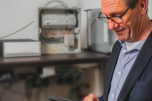 Programmierung des SCHELL Wassermanagement-Systems SWS durch Heinz Feder, Vertriebsbeauftragter bei SCHELL