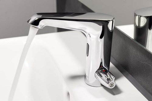 Nahaufnahme der Elektronischen Waschtisch-Armatur XERIS E-T HD-M in den barrierefreien Sanitäranlagen der KissSalis Therme.