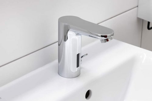 Sicht von schräg oben auf eine elektronische Waschtisch-Armatur CELIS E von SCHELL in der Kita Spitzholz.
