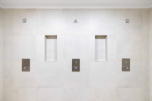 Frontale Ansicht Unterputz-Dusche LINUS D-C-T und Duschkopf COMOFORT Flex von Schell