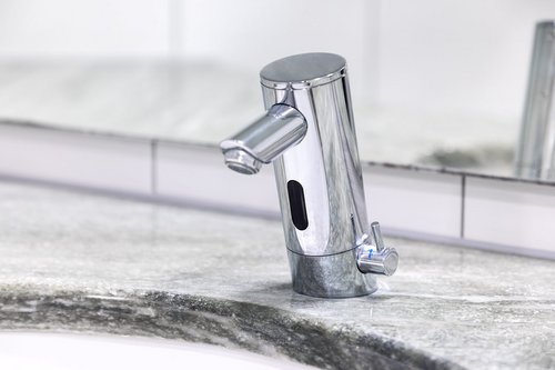 Elektronische Waschtisch-Armatur PURIS E HD-M im Sanitärbereich der Taunus Therme.