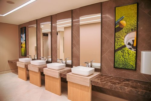 Sanitärbereich des NARA Bình Tiên Golf Club mit der Elektronischen Wasch-tisch-Armatur XERIS E HD-M large von SCHELL