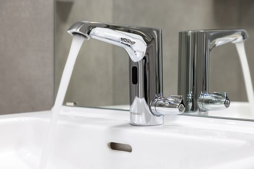 Berührungslose Waschtisch-Armatur XERIS E-T mit programmierbarer Elektronik von SCHELL