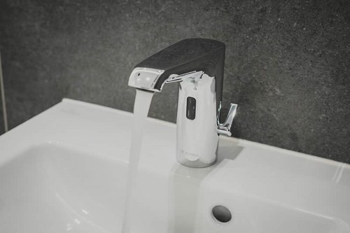 Elektronische Waschtisch-Armatur XERIS E HD-M von SCHELL in Betrieb