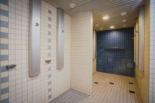 Duschpaneele LINUS DP-C-T aus stabilem Alu-Strangpressprofil von SCHELL im Hallenbereich des Freizeitbads Olpe