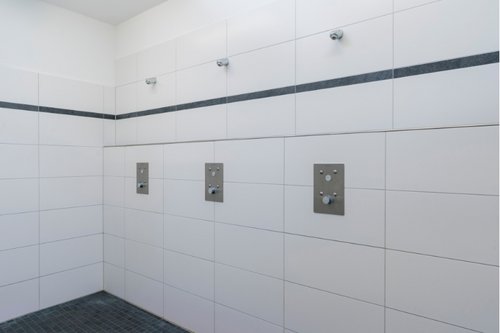 Unterputz-Dusche LINUS Basic D-C-T mit Duschkopf Aerosolarm in den Duschräumen der Dorfschule Ginderich.