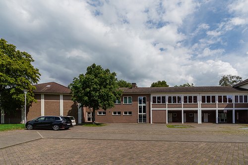Außenansicht der Gemeinschaftsgrundschule Theodor-Heuss in Wesel-Bislich.