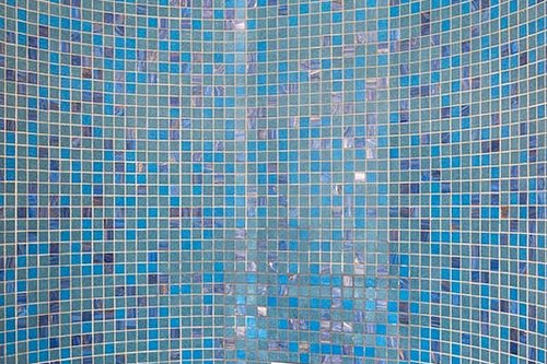 Nahaufnahme der Unterputz-Dusche LINUS D-C-T mit Duschkopf COMFORT Flex im Wellnessbereich der KissSalis Therme.
