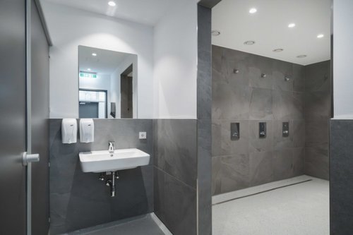 Gesamtaufnahme-von-Unterputz-Duschen-LINUS-D-C-T-und-Duschkoepfen-COMFORT-Flex_Full-use-of-LINUS-D-C-T-concealed-showers-and-COMFORT-Flex-shower-head2_-_1