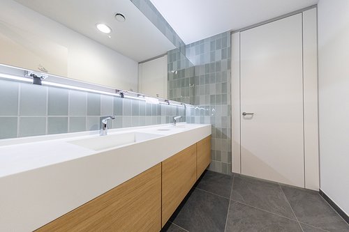 Elektronische Waschtisch-Armatur XERIS E HD-M in den Sanitärräumen.