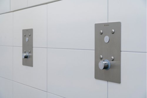 Nahaufnahme der Unterputz-Dusche LINUS Basic D-C-T in den Duschräumen der Dorfschule Ginderich.