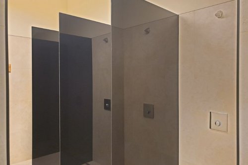 In den Duschen des Boutique Fitnessstudios EVO Fitness Bel & Main in Wien wurden sieben Unterputz-Duschen LINUS D-SC-M und sieben Duschköpfe Comfort Flex verbaut.