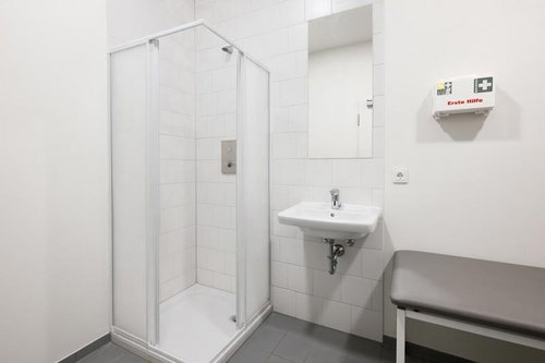 Unterputz-Dusche-LINUS-D-C-T-mit-Duschkopf-Comfort-und-elektronischer-Waschtisch-Armatur-CELIS-E-HD-M-in-den-Sanitaeranlagen-des-TSV-Muenchen-Ost-eV_Concealed-shower-LINUS-D-C-T-with-electronic-washbasin-fitting-CELIS-E-HD-M