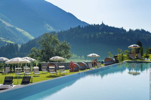Infinity-Pool des Hotels Sonklarhof mit Blick auf die Berge