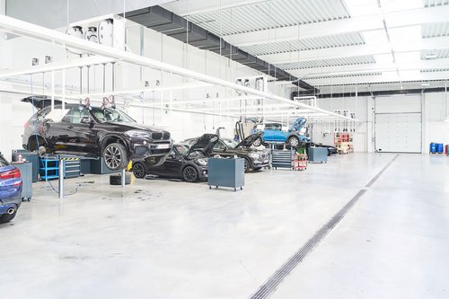 Die Werkstatt, ausgestattet mit besonders leistungsstarken Hebebühnen, um die Inspektion schwererer Hybrid- und Elektrofahrzeuge durchführen zu können.