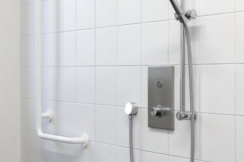 Brausegarnitur VITUS und Handbrause Vitus im barrierefreien Bad.