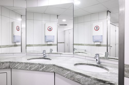 Elektronische Waschtisch-Armaturen PURIS E HD-M im Sanitärbereich der Taunus Therme.