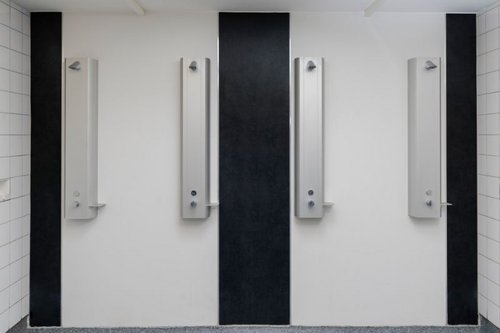 Duschpaneele_LINUS_DP-C-T_in_den_Duschra__umen_des_Schulzentrum_Nord_mitsamt_Ablageschalen_Duschpaneel_LINUS