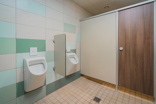 Urinal-Betätigungsplatten EDITION von SCHELL im Kursbeckenbereich des Freizeitbads Olpe