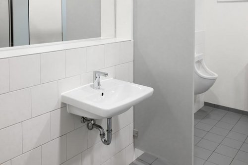 Einzelne-elektronische-Waschtisch-Armatur-CELIS-E-HD-M-in-den-Sanitaeranlagen-des-TSV-Muenchen-Ost-eV_Single-electronic-washbasin-faucet-CELIS-E-HD-M-in-the-sanitary-facilities-of-TSV-Muenchen-Ost-eV