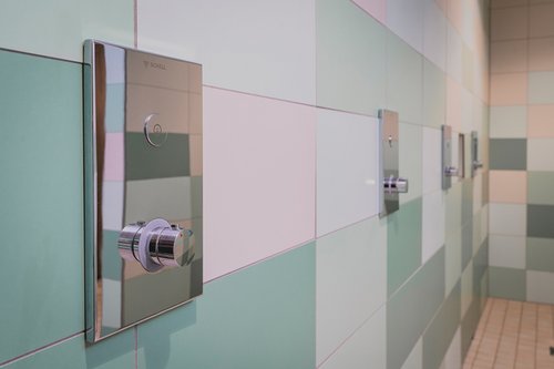 Unterputz-Dusche LINUS D-C-T von SCHELL in den Damen- und Herrenduschen des Kursbeckens im Freizeitbad Olpe