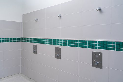 In den Duschen der Sporthalle der Gemeinschaftsgrundschule Theodor-Heuss in Wesel-Bislich verbaute Unterputz-Duschen LINUS Basic D-C-T.