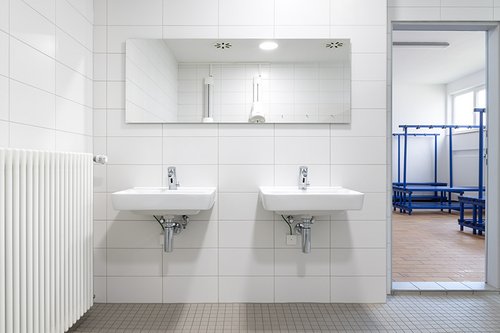 Due rubinetti elettronici per lavabi PURIS E HD-M nei locali sanitari della palestra di Freudenstadt. Due rubinetti elettronici per lavabi PURIS E HD-M nei locali sanitari della palestra di Freudenstadt.