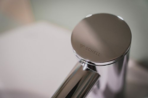 Elektronische Waschtisch-Armatur PURIS E von SCHELL in der Draufsicht mit SCHELL Logo