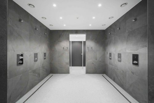Gesamtaufnahme-von-Unterputz-Duschen-LINUS-D-C-T-und-Duschkoepfen-COMFORT-Flex_Full-use-of-LINUS-D-C-T-concealed-showers-and-COMFORT-Flex-shower-heads