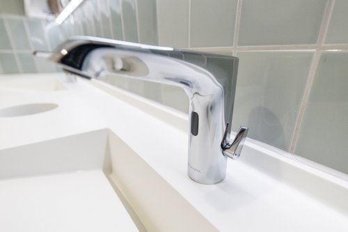 Nahaufnahme der elektronischen Waschtisch-Armatur XERIS E HD-M in den Sanitärräumen des BW Green Building.