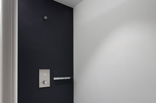 Einzeldusche der Freiburger Turnerschaft mit Unterputz-Dusche LINUS D-C-T und Duschkopf Comfort Flex.