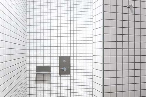 Unterputz-Dusche LINUS D-C-T mit Duschkopf COMFORT Flex im Duschbereich der KissSalis Therme.